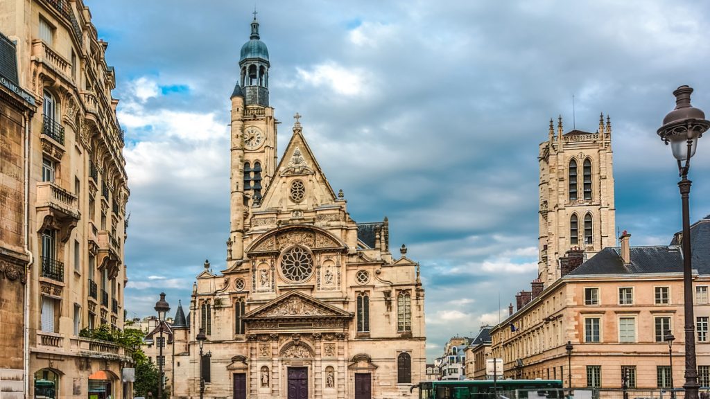 Paris renforce la lutte contre Airbnb : amendes de 100 000 euros et plafonnement des locations saisonnières